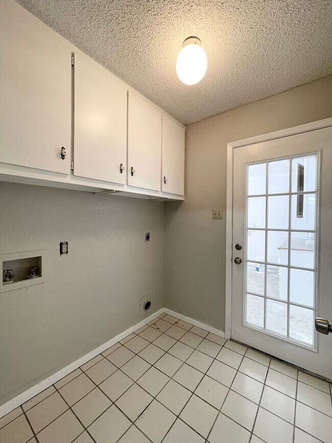 Building Photo - Available Now- 3/2 1 car garage 1 block fr...