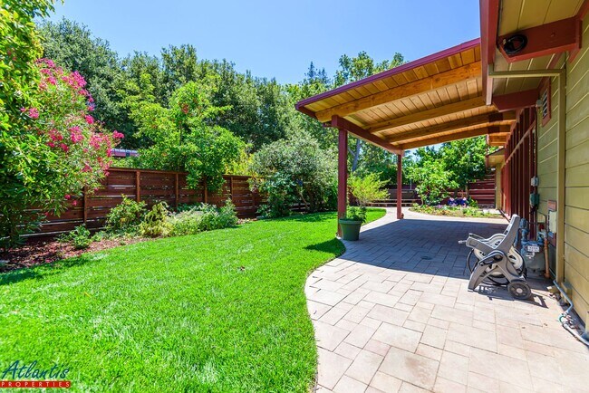 Building Photo - Stunning Home | Remodeled | Desirable Loca...