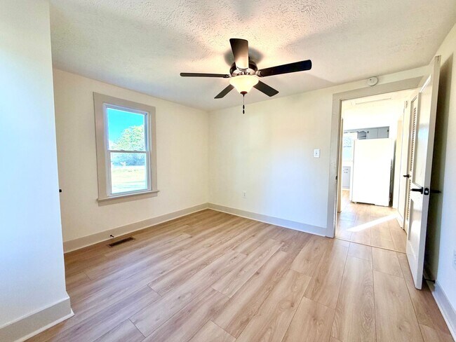 Building Photo - 211 Sanderson Dr