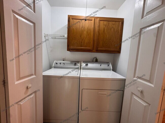 Building Photo - 100 Halsmer Ct