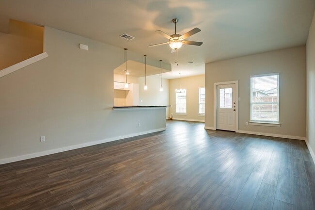 Building Photo - AVAILABLE NOW! GORGEOUS 4 BEDROOM DUPLEX LOCATED IN MIDLOTHIAN ISD!
