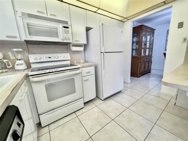 Building Photo - 501 Blue Heron Dr
