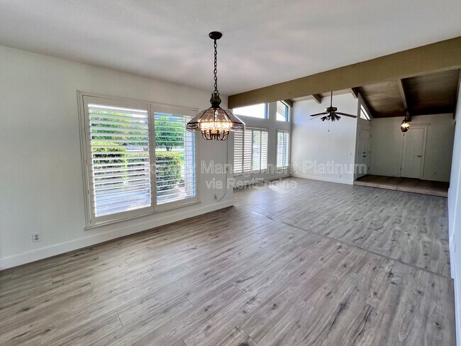 Building Photo - 9193 N Fowler Ave