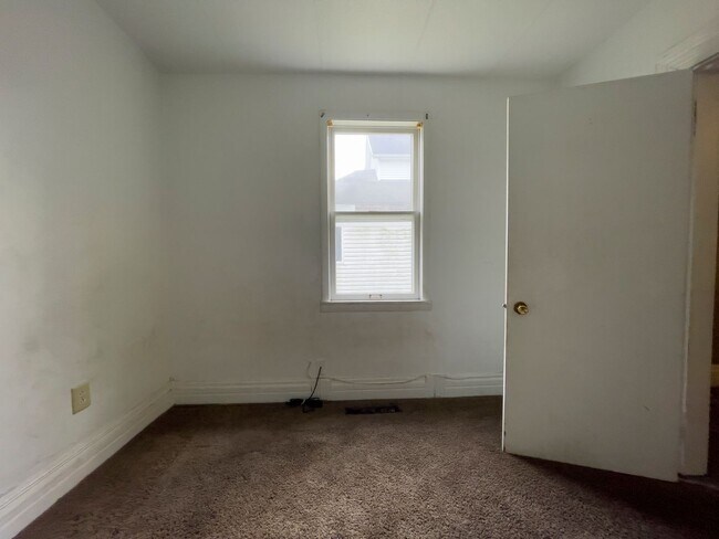 Building Photo - Fall into this cozy 3-Bedroom Home with a fenced in yard & detached garage!