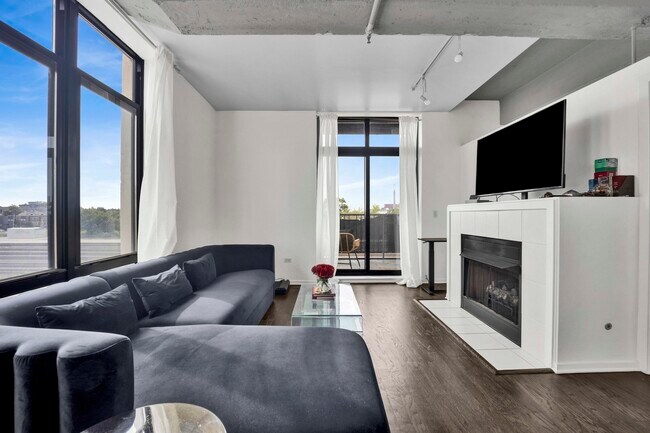 Building Photo - 1524 S Sangamon St