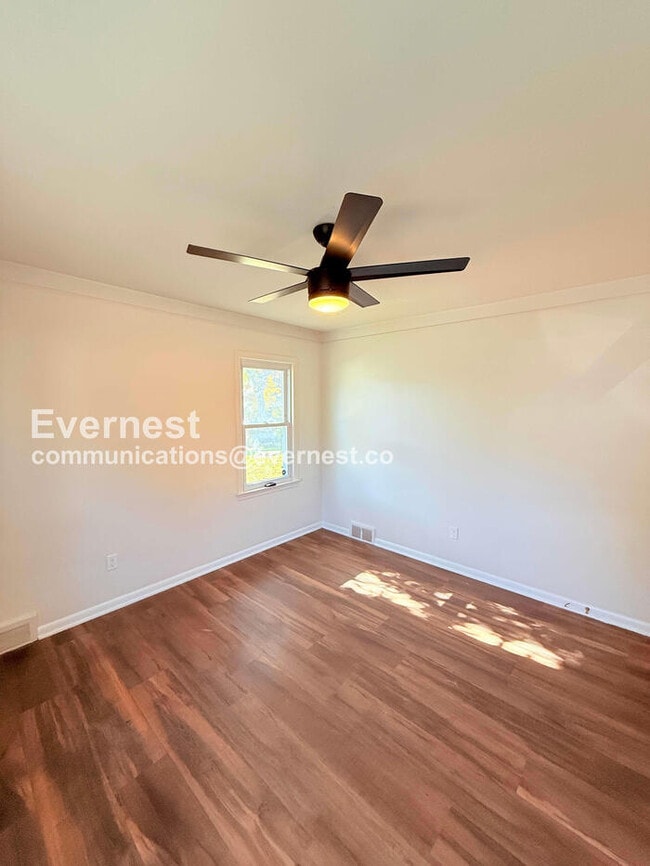 Building Photo - 3 Bed/1 Bath Home with Fenced Yard / Pet-Friendly / Vouchers Accepted / Available Now!