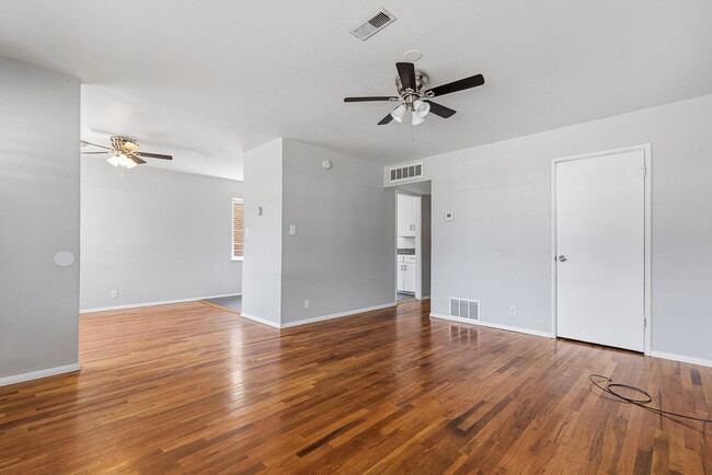 Building Photo - 3 Bedroom 2 Bath Conveniently Located House!