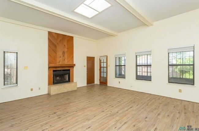 Building Photo - 1009 W Poe St