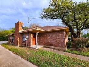 Building Photo - 2202 Bolivar St