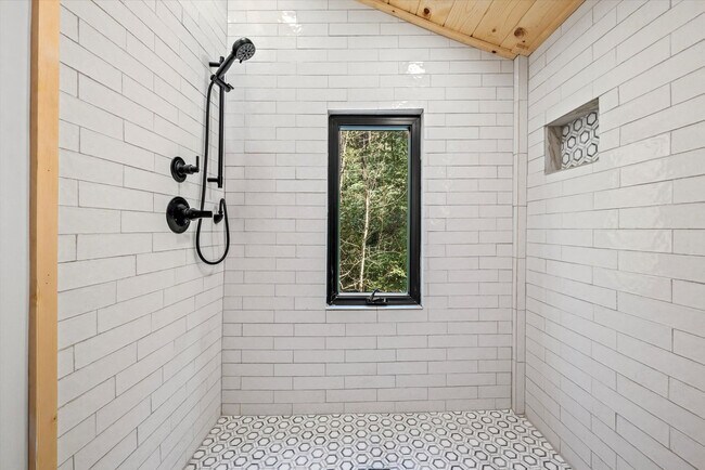 Building Photo - 152 Baxter Rd