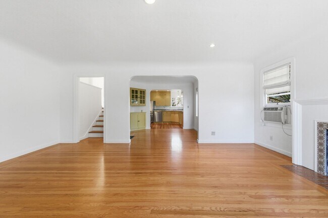 Building Photo - Spacious 2 Bed, 2 Bath Home