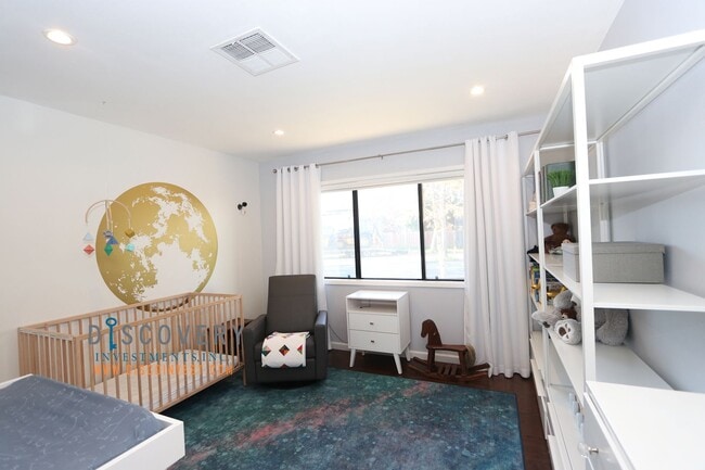 Building Photo - Centrally Located Mid-Century Contemporary Home