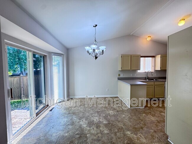 Building Photo - 173 Algansee Dr