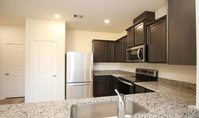 Building Photo - 549 Bains St