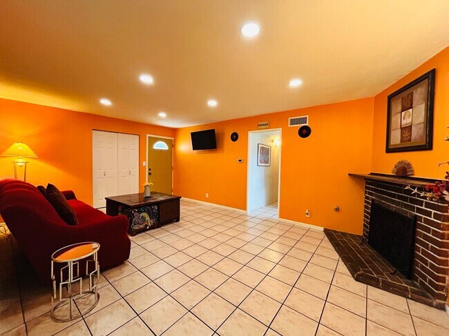 Building Photo - 8871 Belmont St