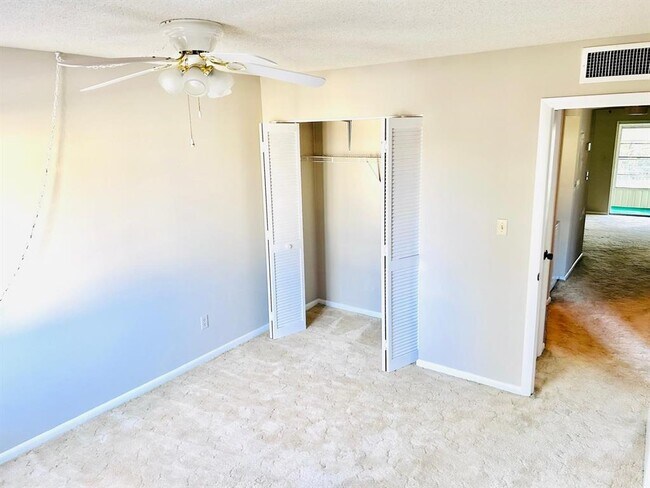 Building Photo - 592 Fairways Cir