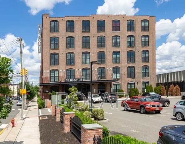 Building Photo - 154 Ave E