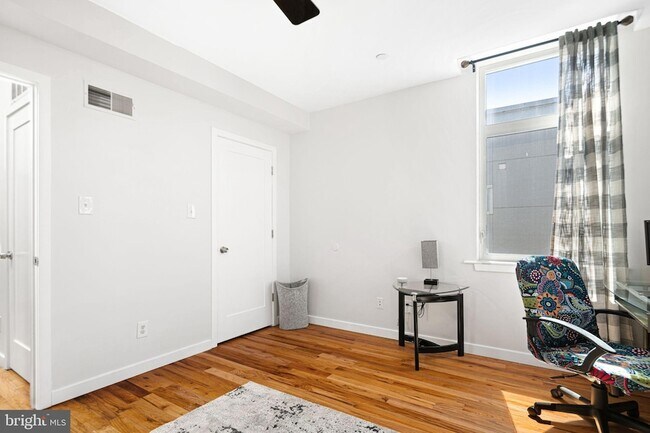 Building Photo - 842 N Leithgow St