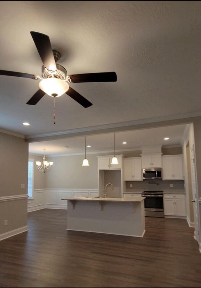 Building Photo - Beautiful Home 4 bedroom 3 bath