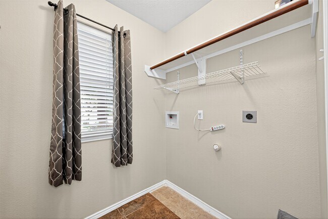 Building Photo - 2034 Wooded Oaks Dr