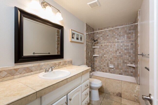 Building Photo - Spacious Entertainers Retreat in San Carlos!