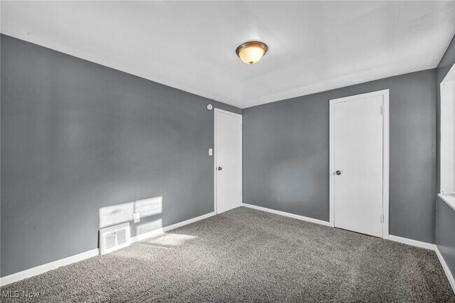 Building Photo - 420 E 222nd St