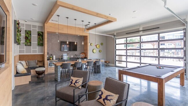 Building Photo - 215 Columns way