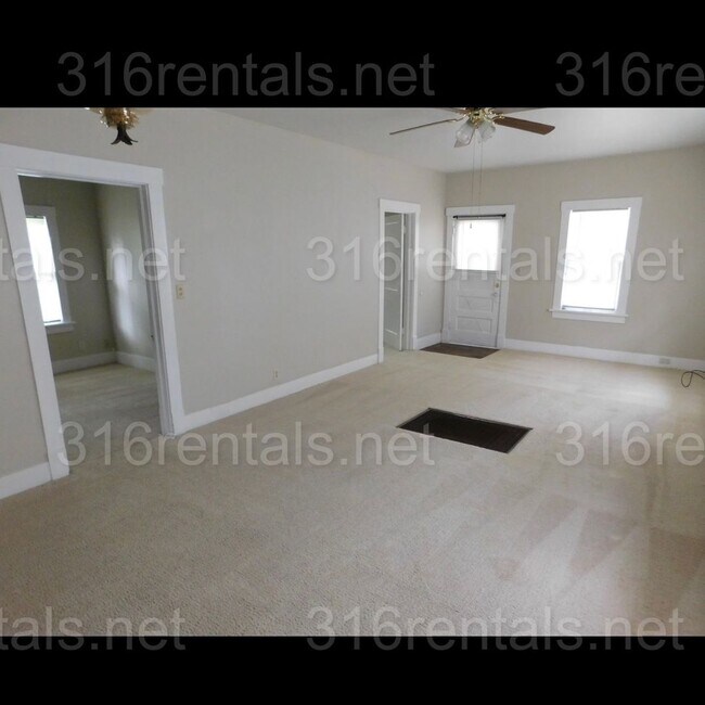 Building Photo - Cozy 2 bedroom home on corner lot!