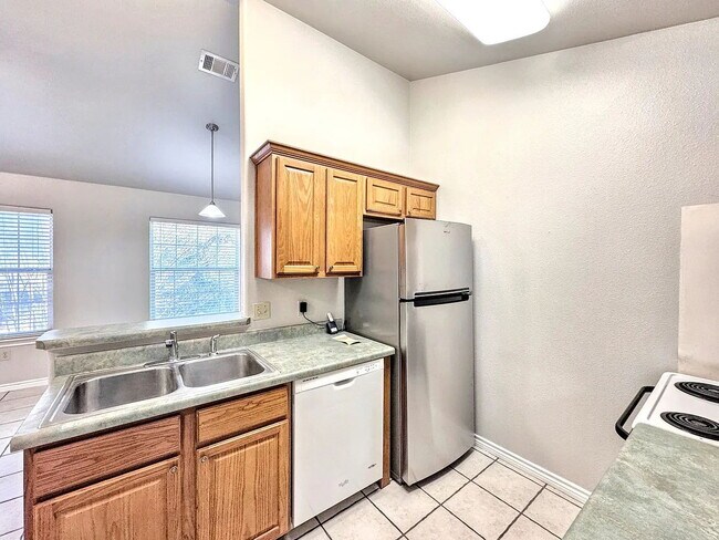 Building Photo - "Charming 1-Bedroom Haven in San Marcos – Cozy 651 sq ft Retreat on Burleson Street!"
