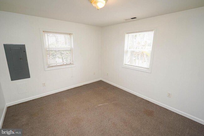 Building Photo - 401 Newton Terrace