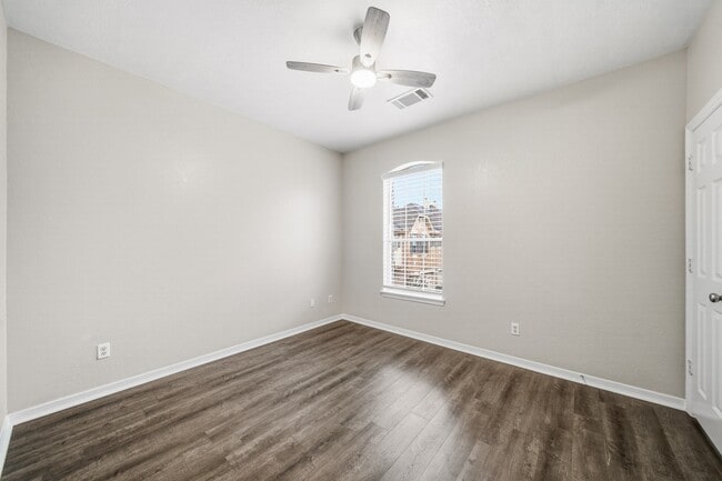 Building Photo - 2711 Wallingford Pnes