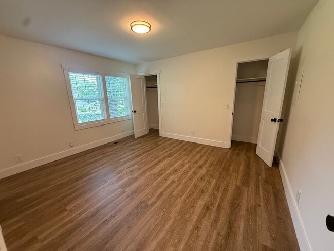 Building Photo - 2128 Sharondale Dr