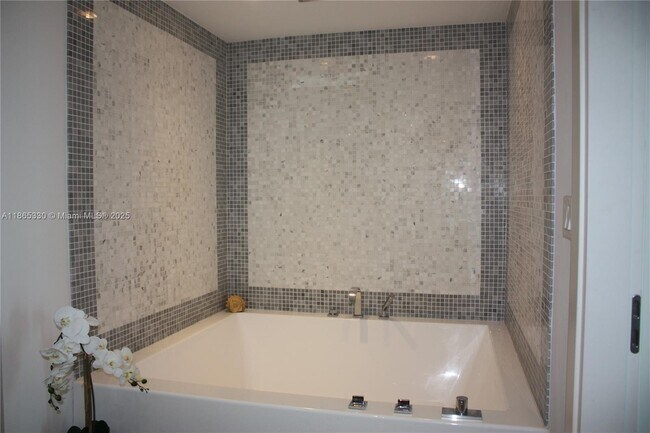 Primary Photo - 200 Biscayne Blvd Way