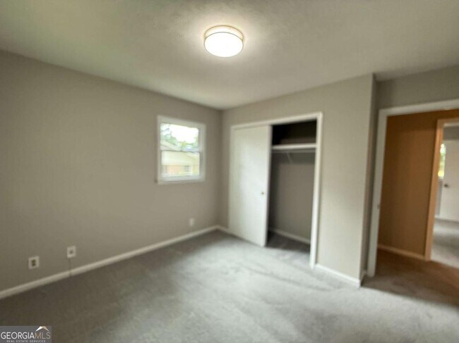 Building Photo - 3155 Oak Dr