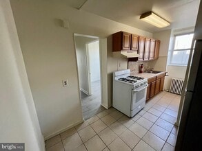 Building Photo - 1025 W Lancaster Ave