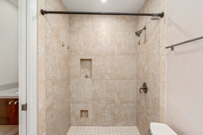 Building Photo - Gorgeous Water Views!