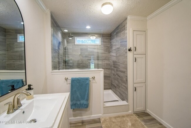 Building Photo - 204 Lakeview Dr