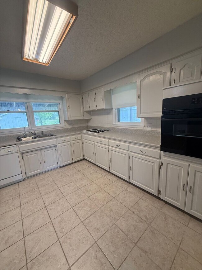 Building Photo - Charming 3-Bedroom, 3-Bathroom Farmhouse outside of Sturgeon MO - just 15 minutes from Columbia!