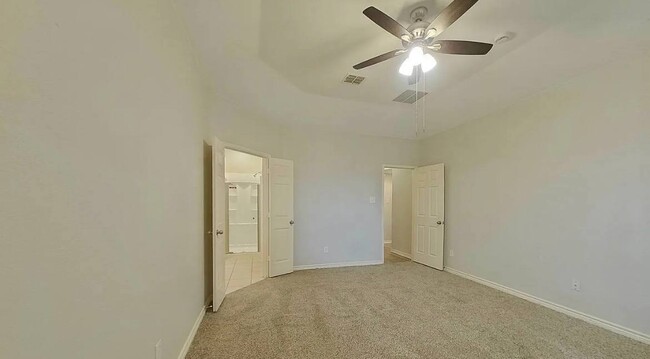 Building Photo - MOVE IN READY