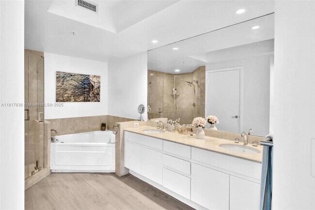 Building Photo - 848 Brickell Key Dr