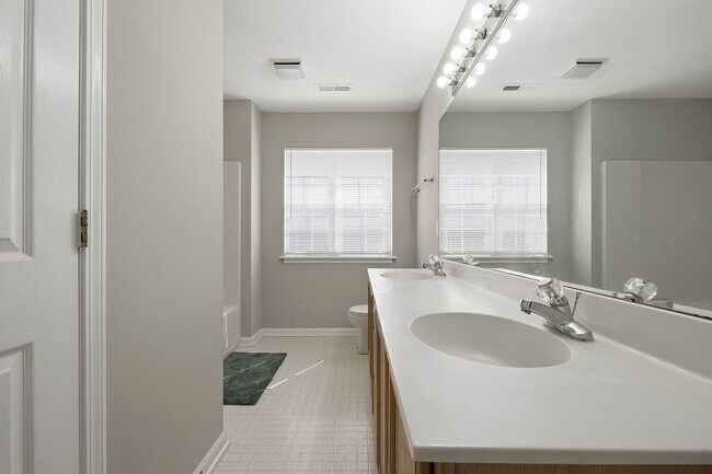 Building Photo - 3378 Chadbury Dr NW