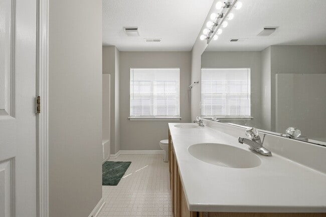 Building Photo - Newly renovated 3Bd 2.5bath SFH in Chadbury Concord