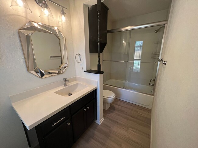 Building Photo - Single Family Home *LEASING SPECIAL AVAILA...