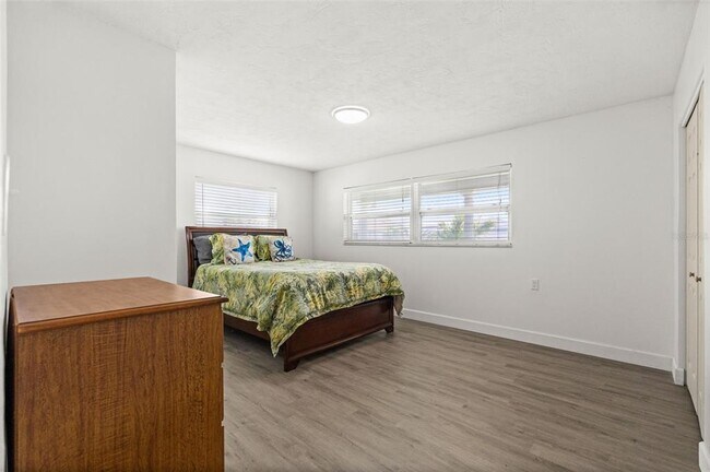 Building Photo - 710 116th Ave