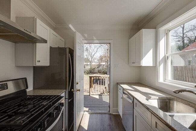 Building Photo - Newly Renovated 3BR/1BTH with Loft for Rent!