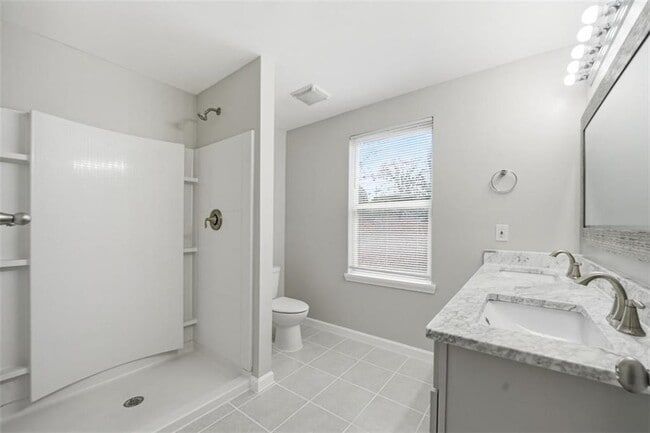 Building Photo - 250 Maple St