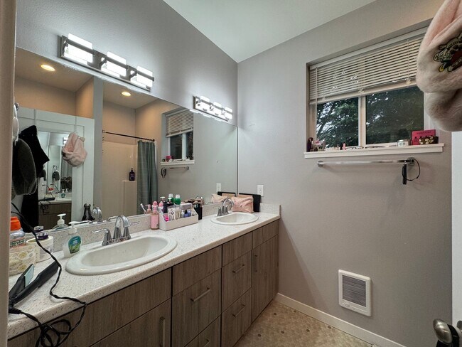 Building Photo - 6 Bed 5 Bath House Newer Updated Near Happy Valley, Fairhaven, WWU