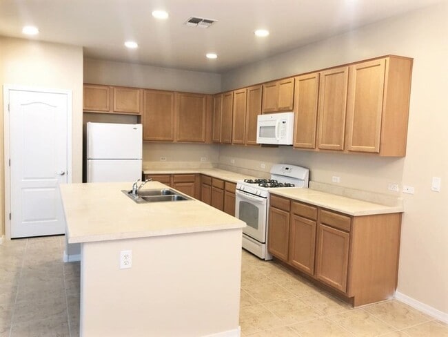 Building Photo - Beautiful 4 Bedroom / 2 Bath, in North Pho...