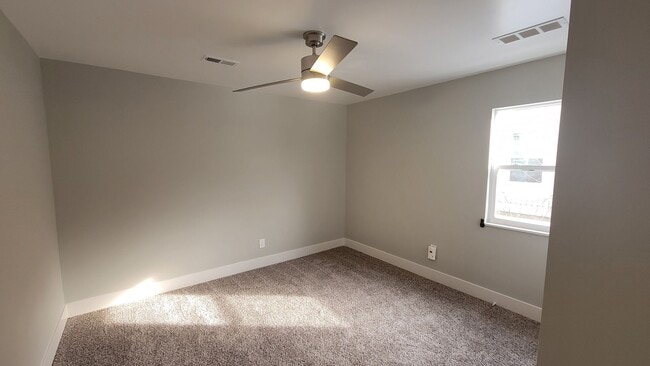 Building Photo - Fully Furnished rental with excellent cent...