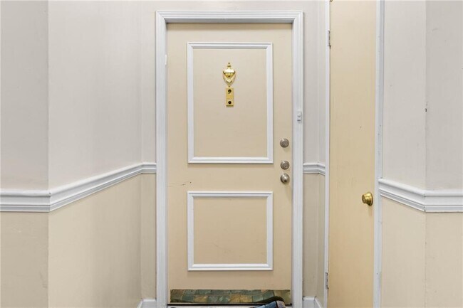 Building Photo - 6851 Roswell Rd